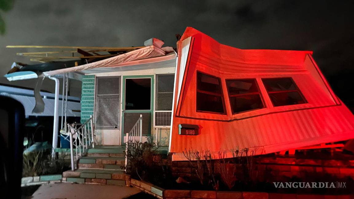 $!Una casa móvil dañada se encuentra en Harbor Lights Club, un parque de casas móviles, en Long Bayou en St. Petersburg, Florida, después del huracán Milton.