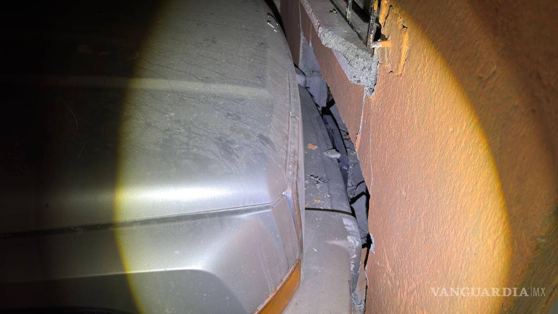 $!La fachada de la vivienda quedó con severos daños tras el choque; vecinos reportaron el incidente.