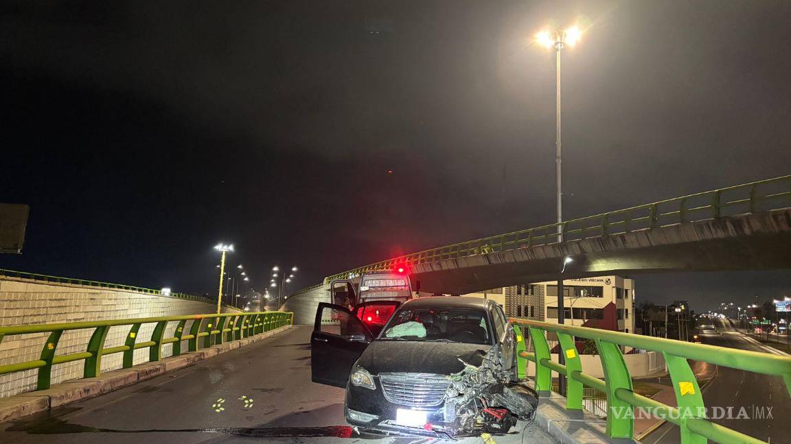 $!El conductor perdió el control en la curva más alta del distribuidor vial.