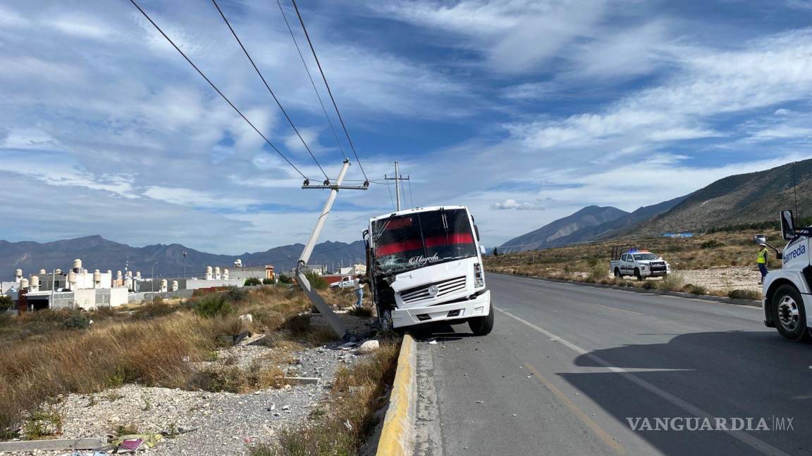 Chofer de transporte de personal se duerme y choca contra poste en Saltillo