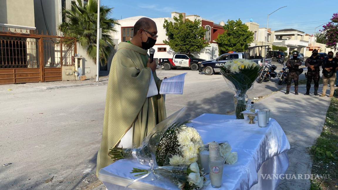 $!Un párroco pidió por el eterno descanso a los policías, que eran originarios de la ciudad de Torreón.