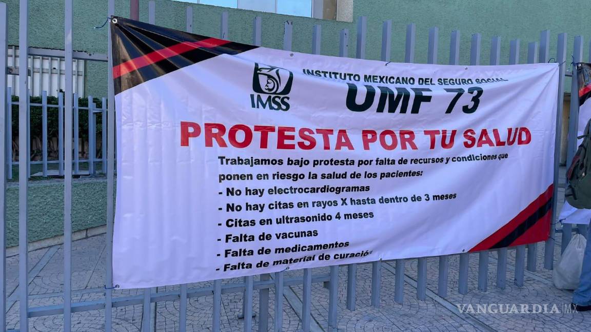 $!Carteles y lonas colocados por el personal médico y de enfermería en la UMF 73 expresan su protesta por la falta de recursos y riesgos para la salud de los pacientes.