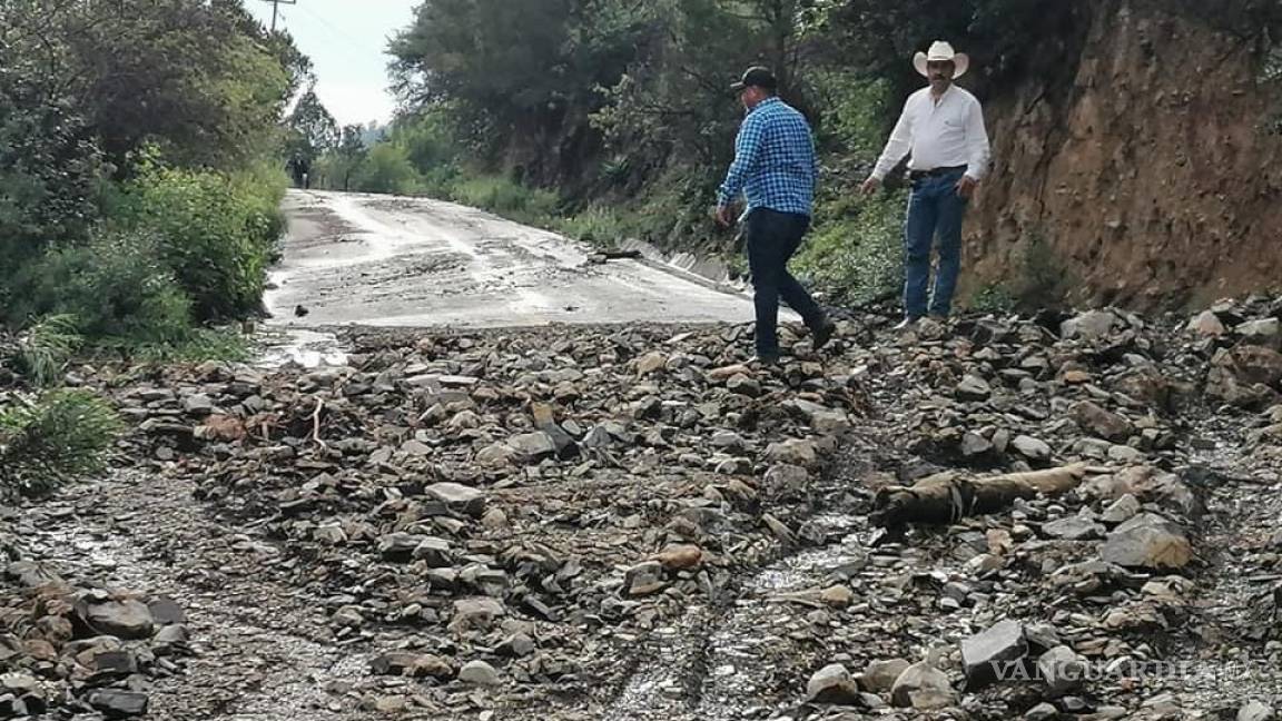 Deslaves bloquean caminos en ejidos de Arteaga