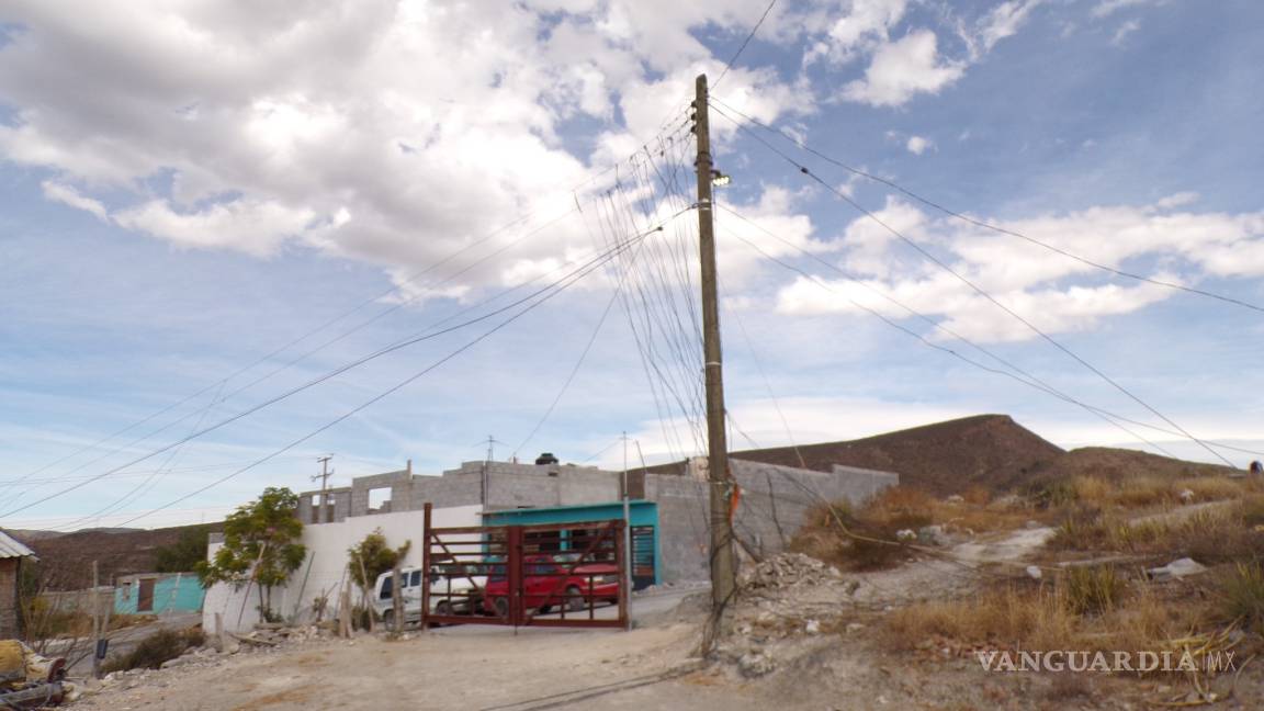 En colonia de Saltillo, convierten poste en 'telaraña': ‘Ya no queremos estar colgados’