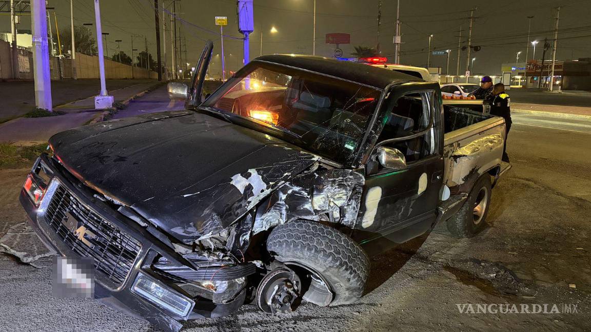 $!La camioneta Chevrolet se pasó un semáforo en rojo y colisionó contra una camioneta Dodge Journey.