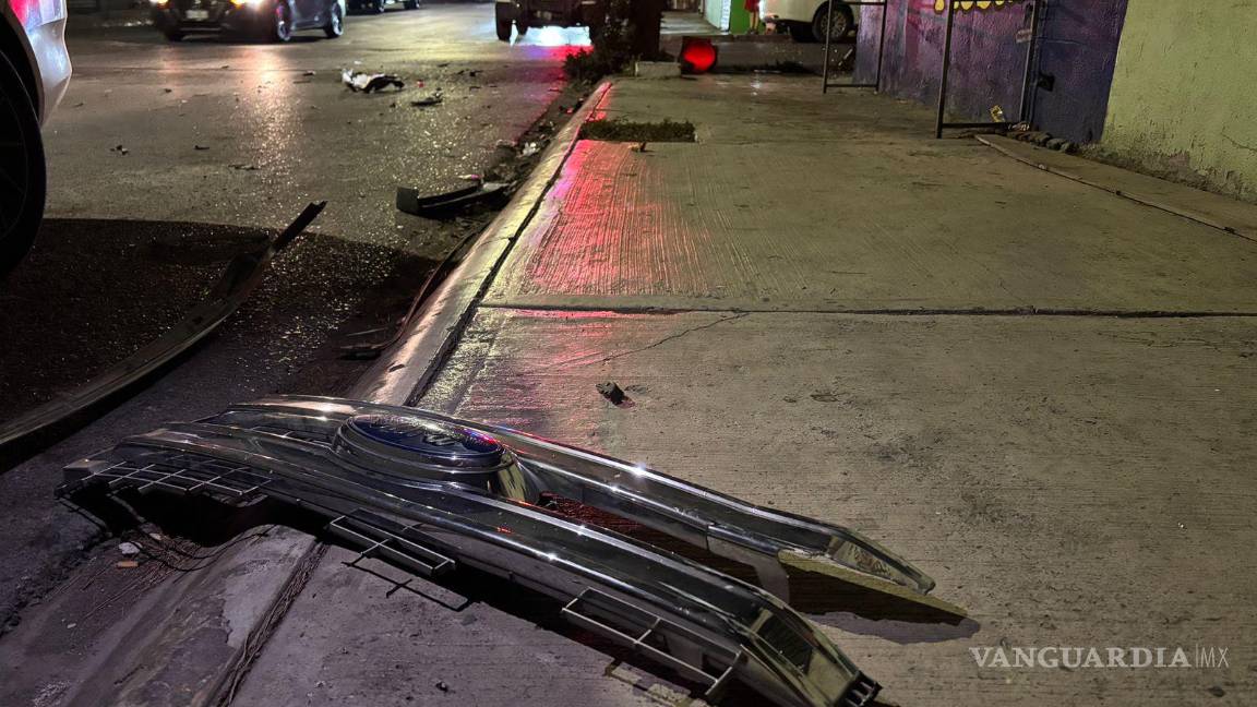 $!En el sitio se localizó la facia delantera de la camioneta Ford presuntamente responsable del accidente.