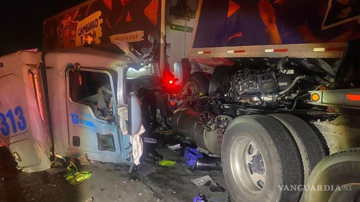 $!Servicios periciales levantan el cuerpo del operador fallecido.