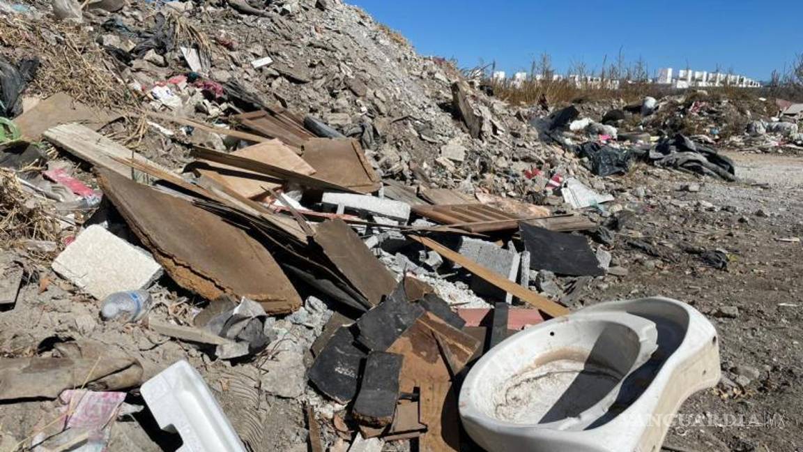 $!En el predio señalado se observan llantas, muebles, plásticos, cartón y restos de construcción, lo que ha generado focos de contaminación y riesgo sanitario.