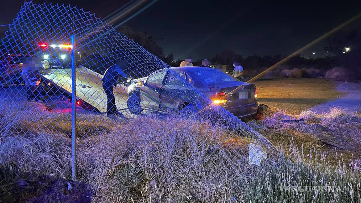 $!La cerca metálica quedó derribada luego de que el vehículo se proyectara hacia el terreno baldío.