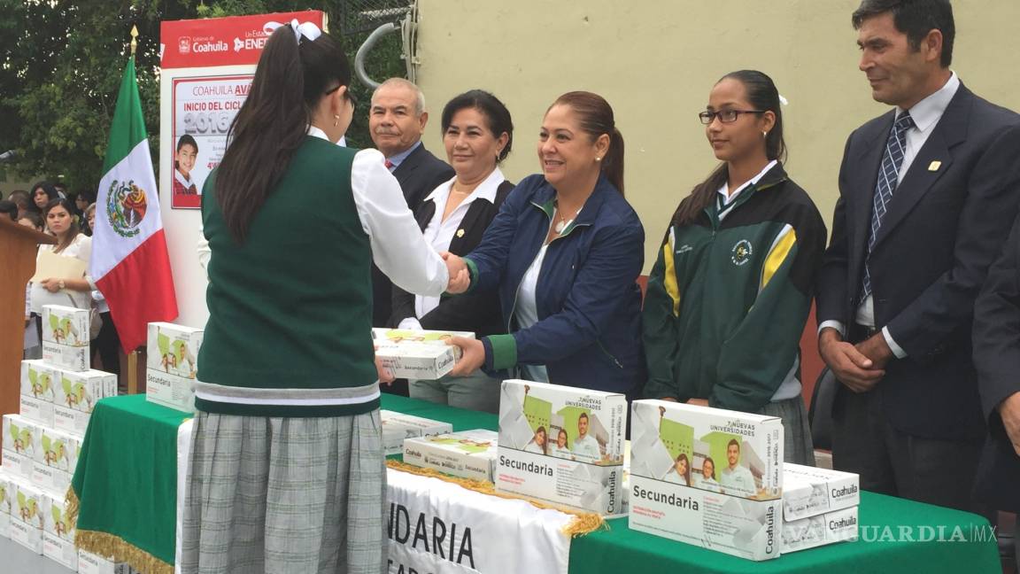 Reparten útiles, uniformes y zapatos en 300 escuelas de Coahuila