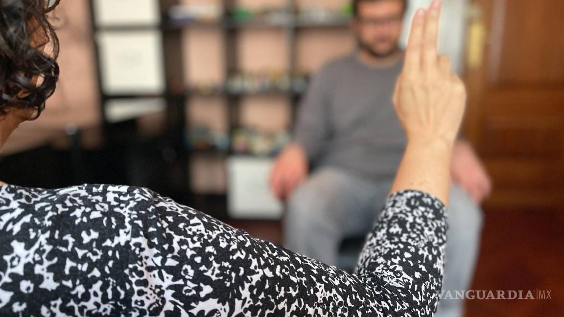 $!El paciente mueve los ojos siguiendo la mano de la terapeuta.