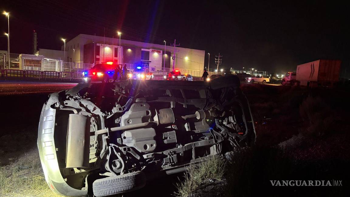 $!Familiares del conductor afectado lo rescataron minutos antes del arribo de las autoridades