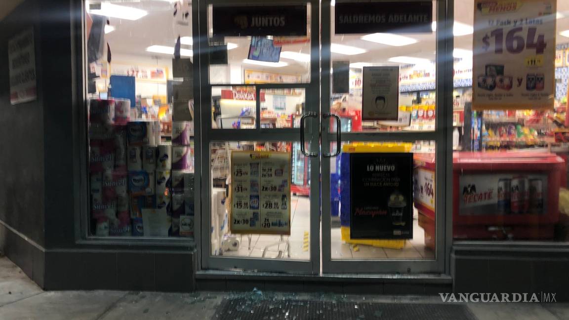 Rompen vidrios para robar tienda en Zona Centro