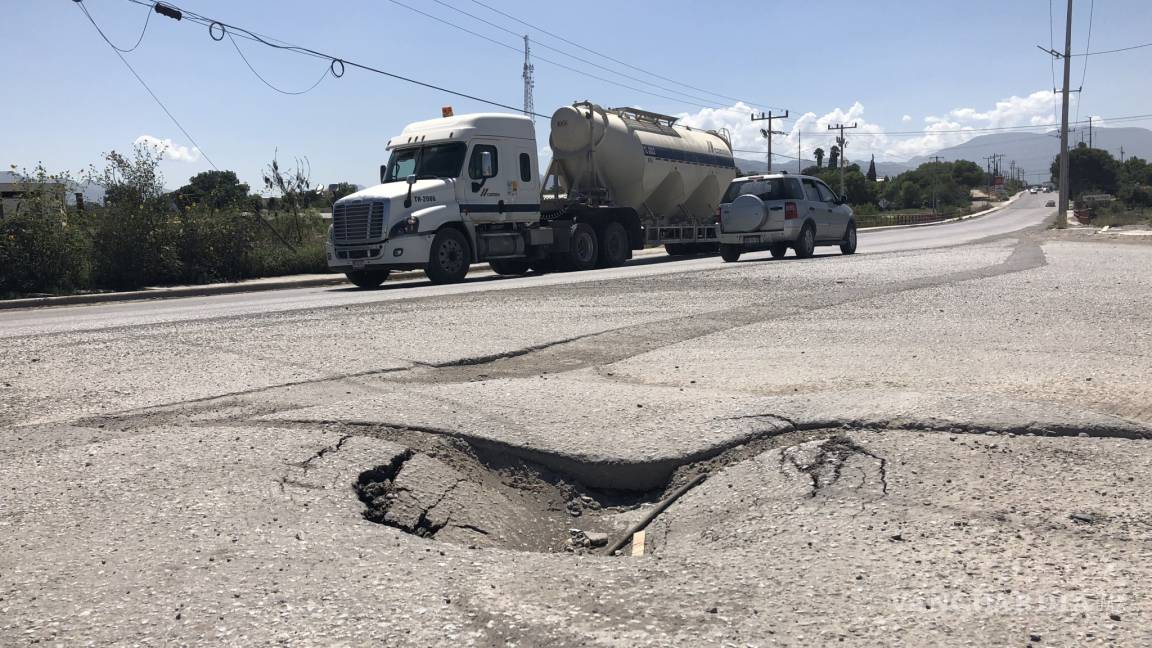 Se hunde pavimento en transitada carretera de Ramos Arizpe