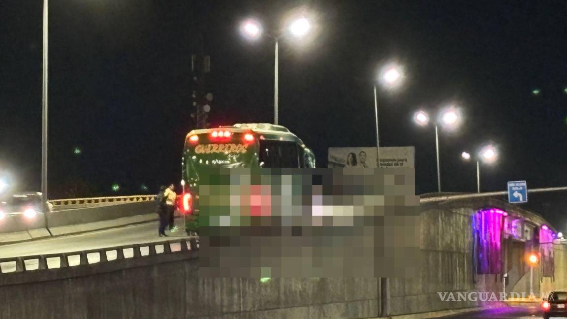 $!El camión de pasajeros que embistió al joven fue detenido metros adelante, mientras el conductor rendía su declaración ante los oficiales.