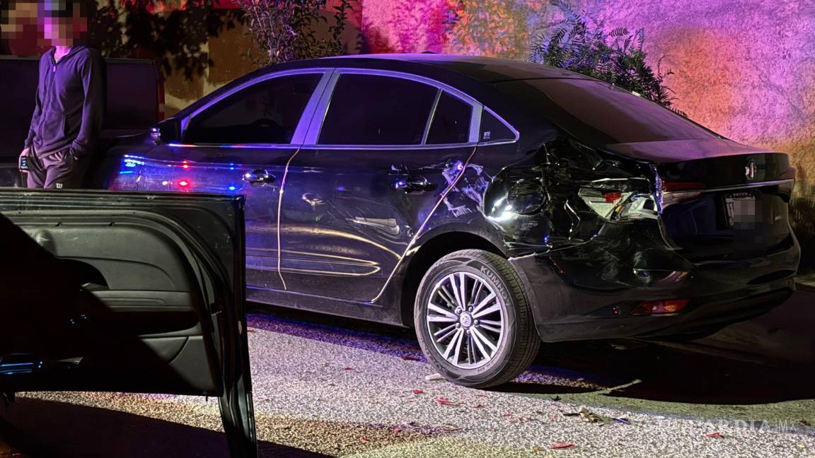 $!Testigos auxiliaron al conductor, quien logró salir por sus propios medios antes de ser detenido por los afectados.