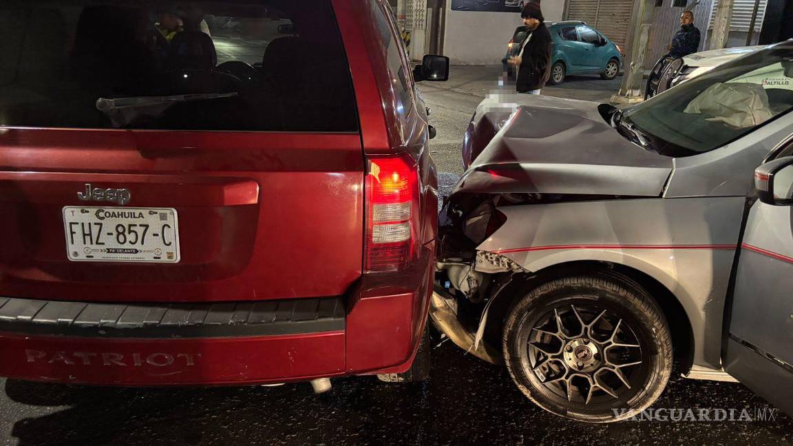 $!El Volkswagen Gol impactado sufrió daños en su parte delantera al ser sorprendido por la maniobra indebida, aunque afortunadamente no hubo personas lesionadas.