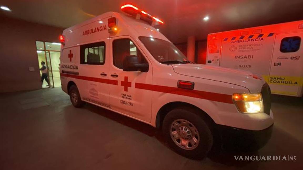 $!Los técnicos en urgencias médicas comenzaron a brindar la atención prehospitalaria al herido para poder estabilizarlo y así abordarlo a la ambulancia para trasladarlo al Hospital General.