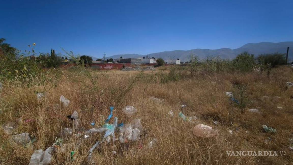 $!Habitantes relatan que incluso una persona llegó a habitar el terreno, lo que provocó un incendio antes de que fuera retirado por la policía.