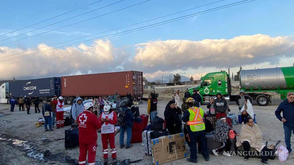 $!El accidente desató una fuerte movilización por elementos de tres ambulancias de la Cruz Roja, así como de elementos de la PCC.