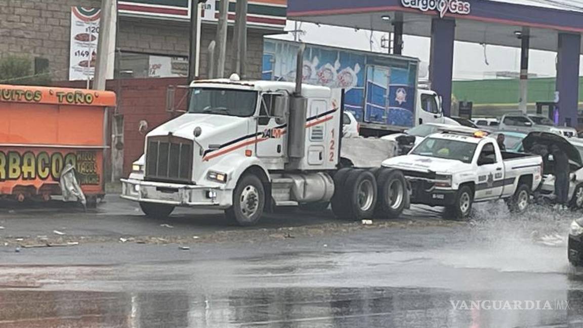 $!El camión de la línea SALM, con el número económico 122, circulaba de sur a norte por el bulevar Antonio Cárdenas.