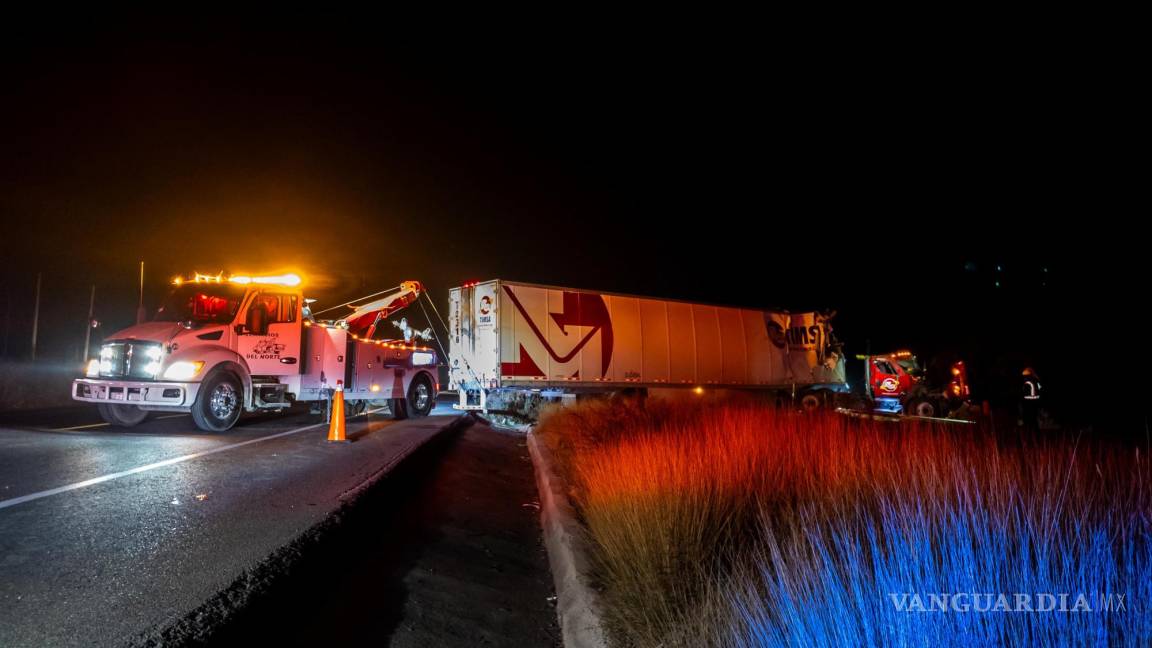 Trailero dormita y vuelca en la carretera a Zacatecas