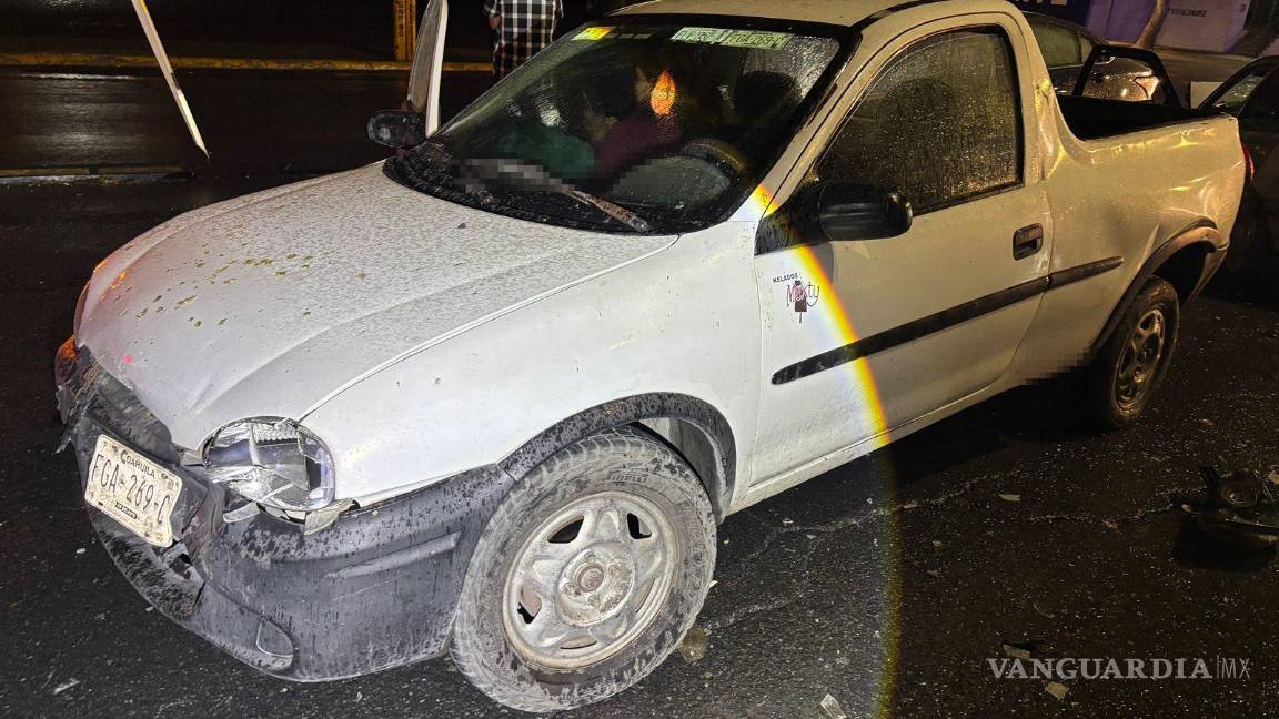 $!El Chevy quedó con daños severos tras provocar el choque múltiple.