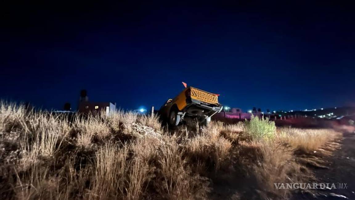 $!La camioneta Chevrolet, que operaba como unidad piloto, terminó en un costado luego de la salida de la vía.