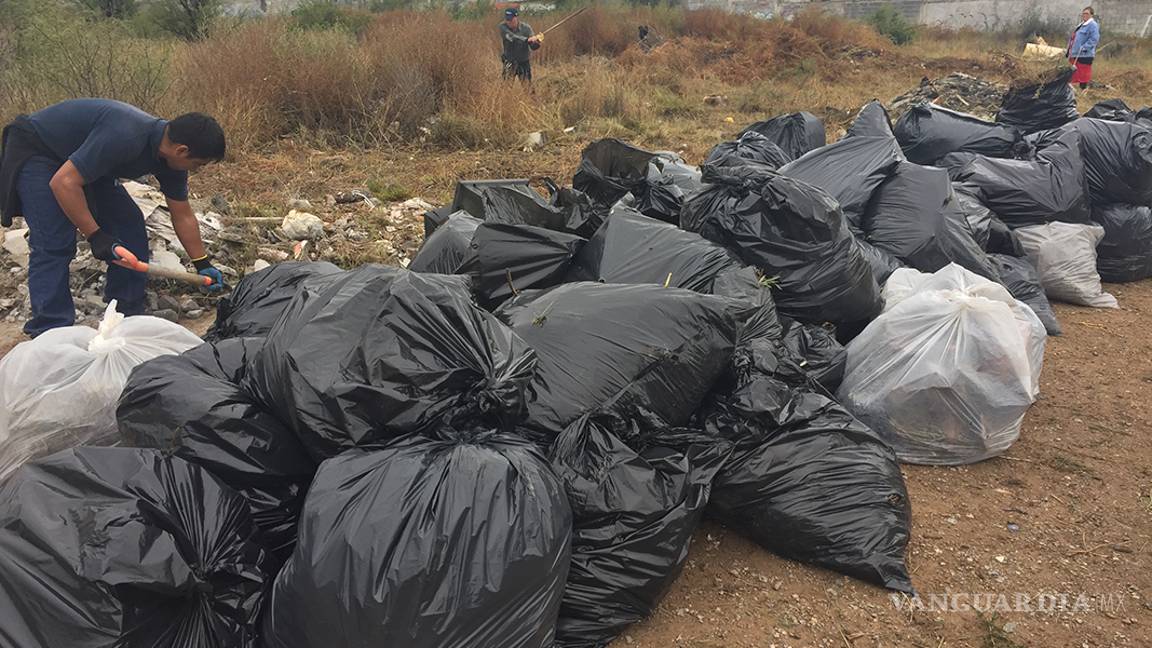 $!Tras intento de violación de una estudiante en Saltillo, padres de familia limpian terreno abandonado