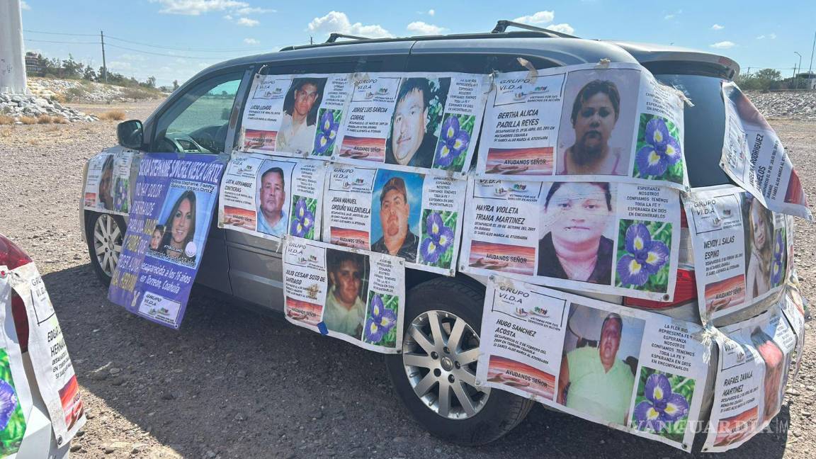 $!Durante la marcha, las mujeres llevaron una criba, herramienta clave en la búsqueda de restos, y ofrecieron una misa en memoria de sus seres queridos desaparecidos.