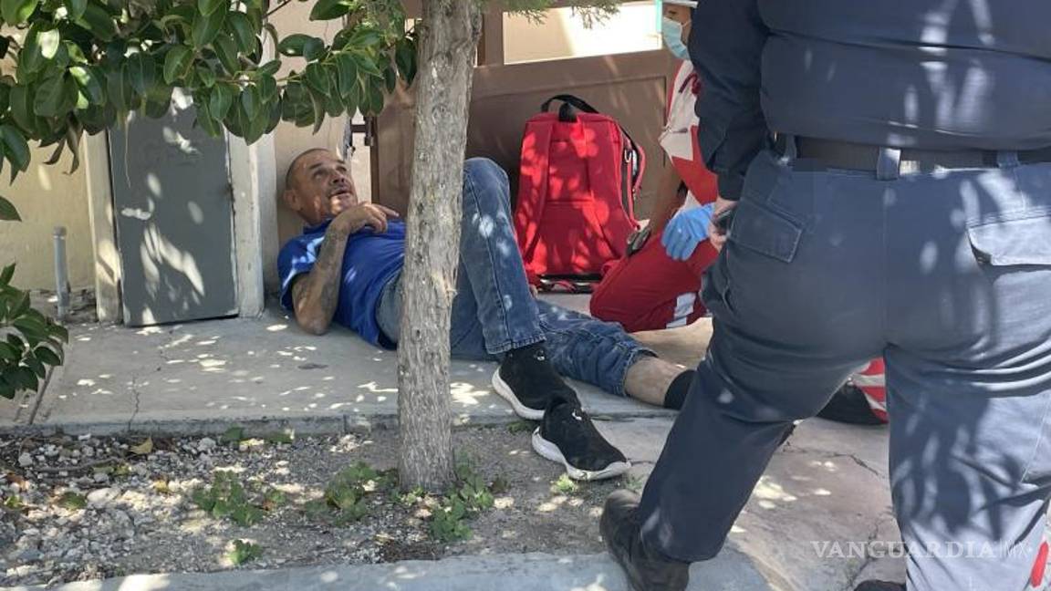 $!El hombre, de 58 años, fue encontrado tirado afuera de un domicilio en la colonia Mirasierra.