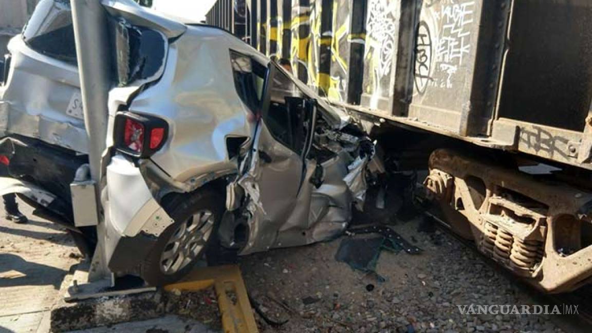 Tren arrastra camioneta que intentó ganarle el paso; hay un herido