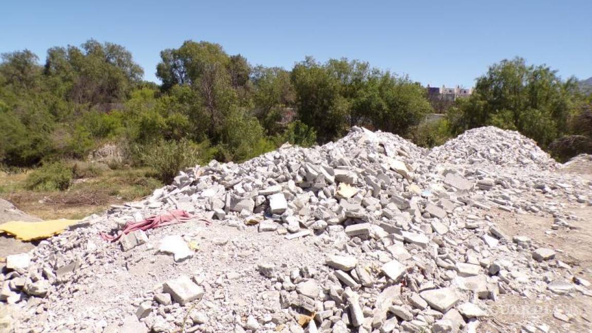 Saltillo: Invaden con escombro cauce de arroyo, vecinos afirman que planean construcción
