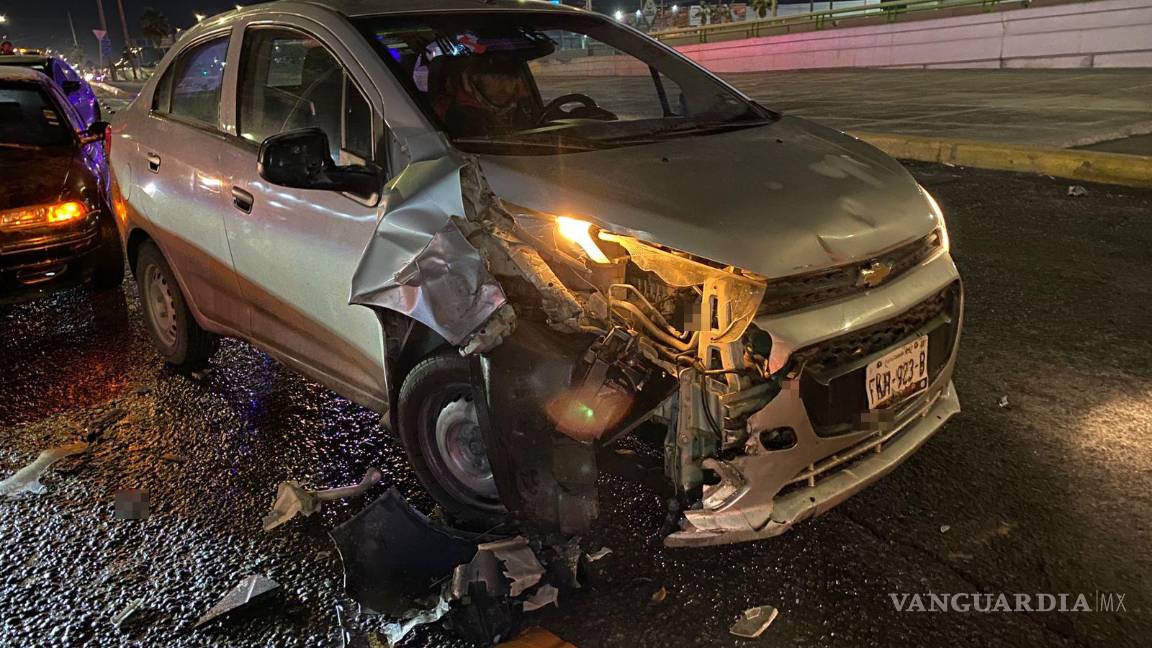 $!El Chevrolet Beat involucrado fue el primero en causar el accidente múltiple, dejando daños materiales en varios vehículos.