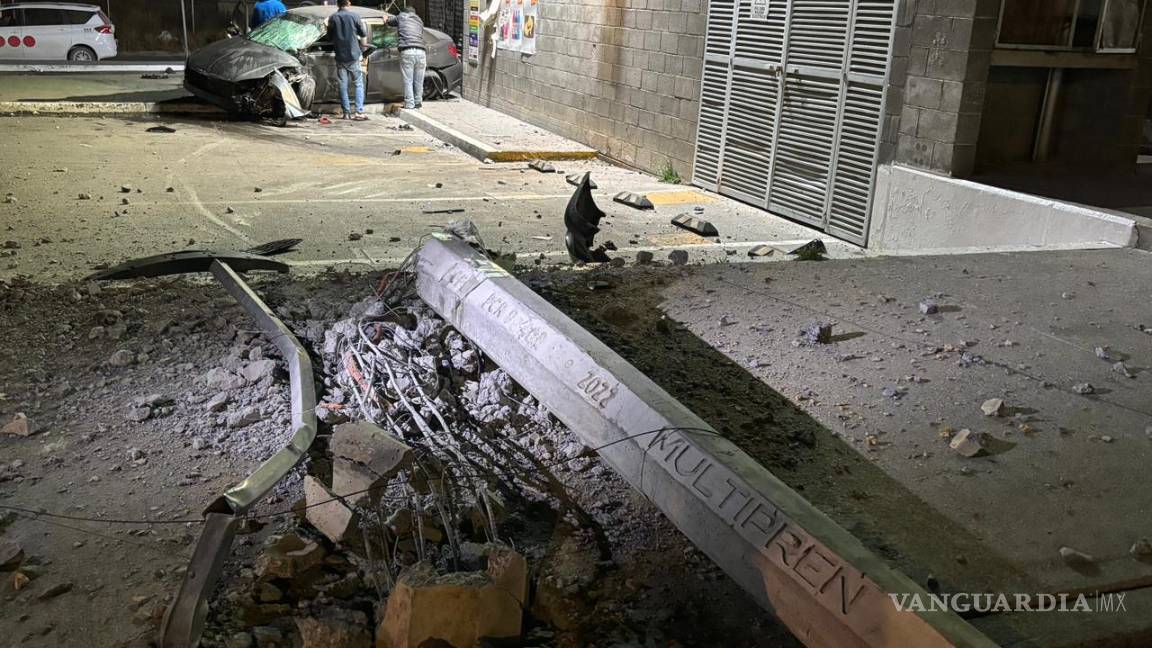 $!El poste fue derribado por la fuerza del impacto ocurrido en la colonia Nuevo Teresitas.