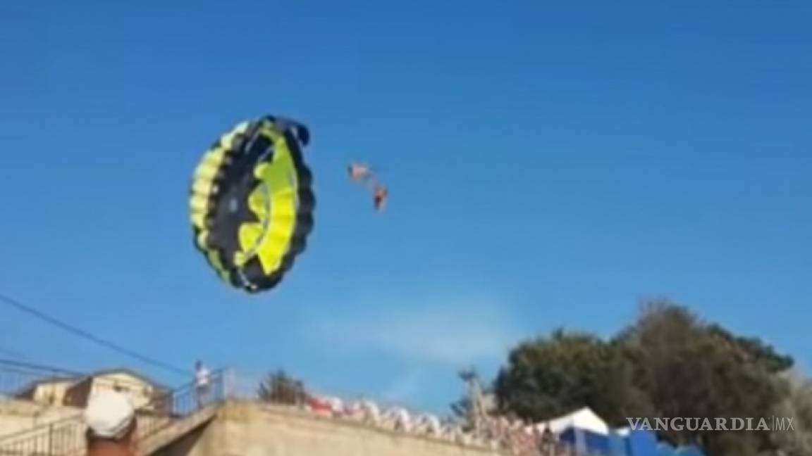 Pareja se electrocuta mientras viajaba en paracaídas