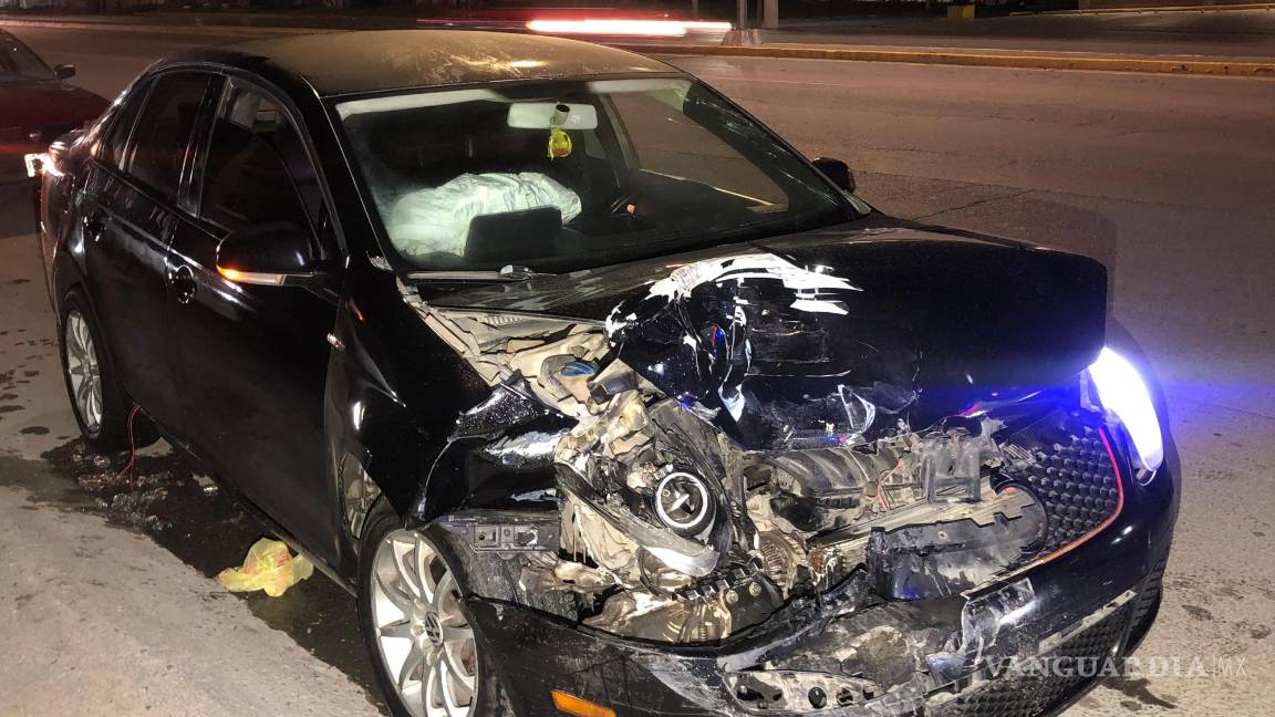 $!Un auto terminó destrozado.