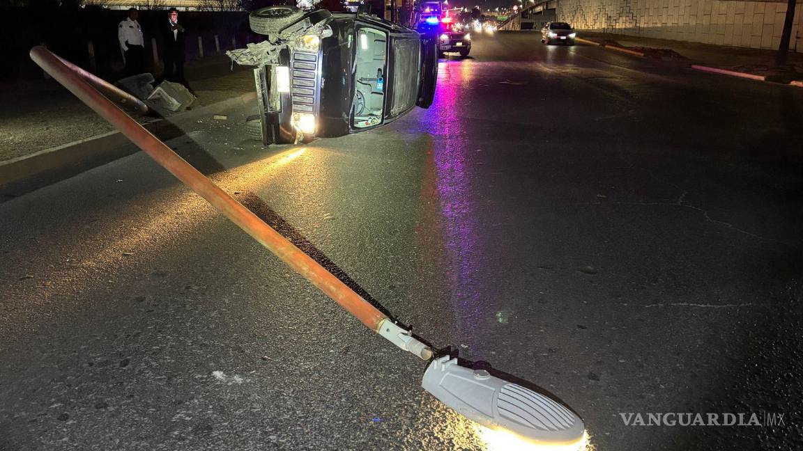 $!Tras el choque, el poste quedó derribado y la camioneta terminó sobre su costado izquierdo.