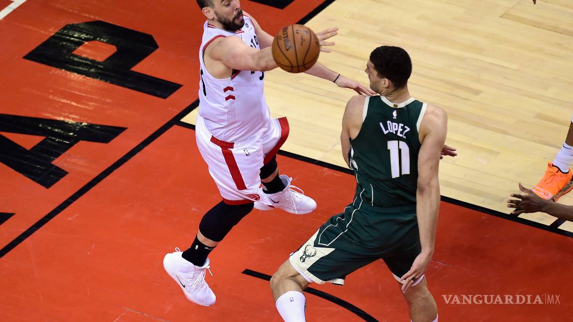 $!Kawhi Leonard vuelve al 'ruedo' y lleva a los Raptors a acercarse en la serie ante Bucks