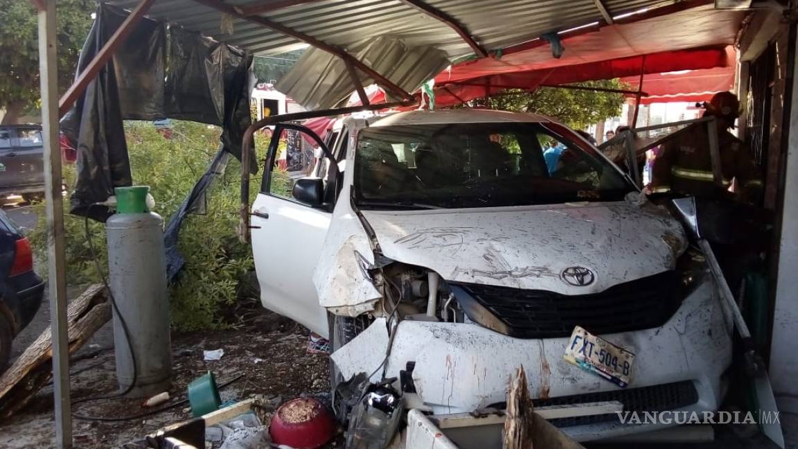 Impacta camioneta contra negocio de comida en Gómez Palacio; cuatro lesionados