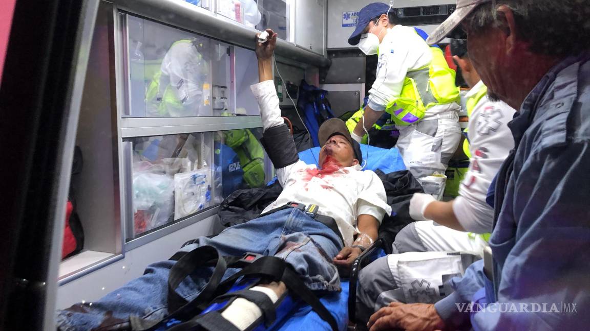 $!Paramédicos de la Secretaría de Salud del estado atendieron a Jhony, quien sufrió una fractura en la pierna y fue trasladado a un hospital.