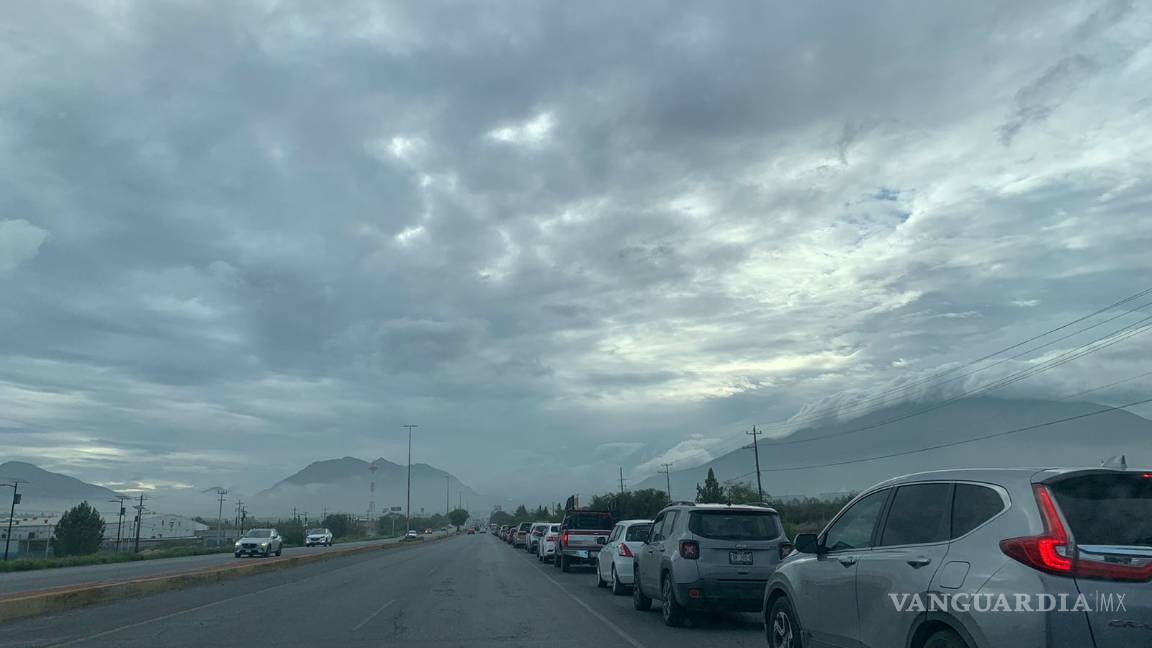 $!Saltillo: Inicia vacunación de 30 a 39 en Ciudad Universitaria con largas filas