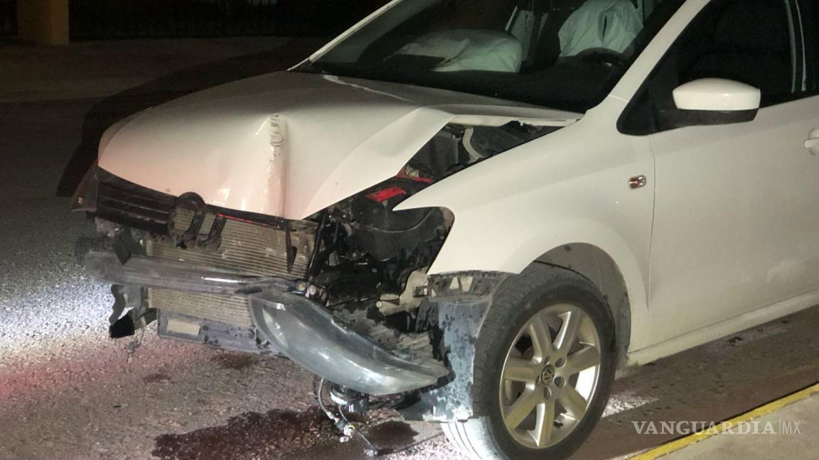 Se estrella contra poste de madera y lo derriba en Saltillo; conductor abandona su vehículo