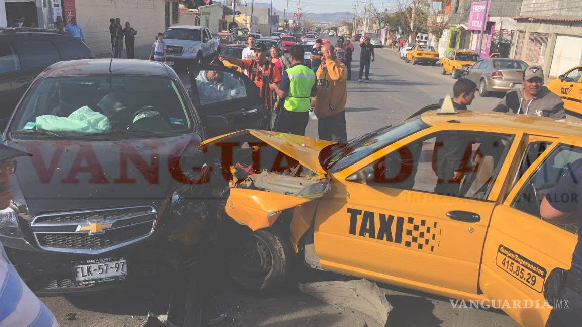 Provoca accidente en calles de Saltillo por conducir texteando