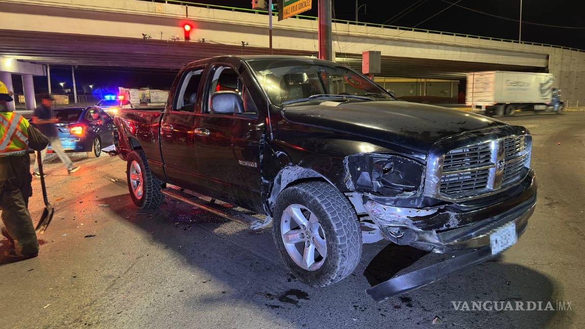 $!El choque ocurrió cuando el conductor del Aveo se pasó un semáforo en rojo e invadió el paso de una camioneta.