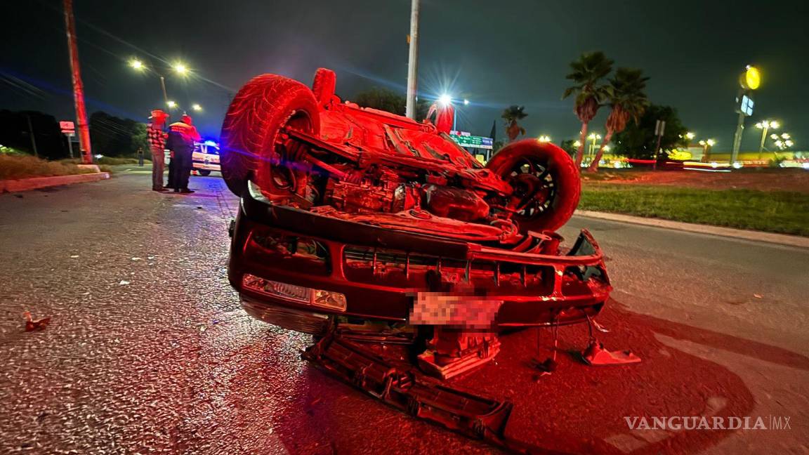 $!Testigos alertaron al 911 luego de presenciar la aparatosa volcadura.