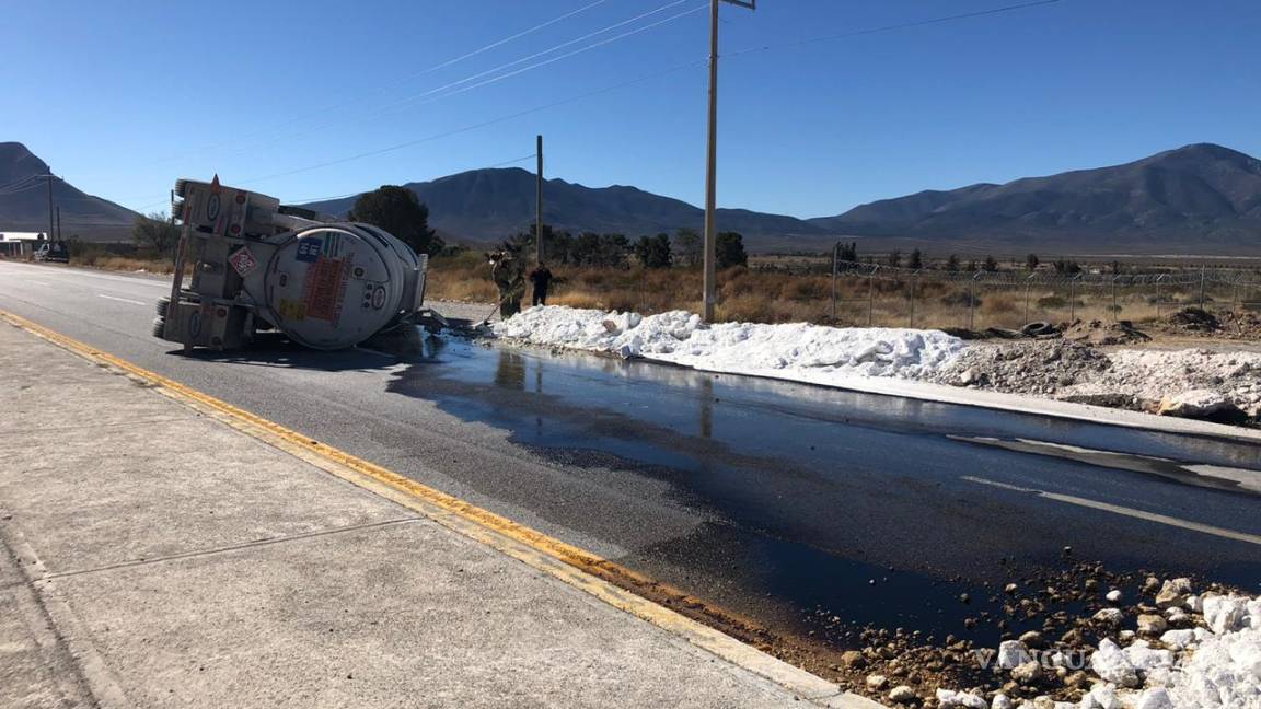 $!Sobre carretera a Zacatecas, pipa derrama 30 mil litros de combustible