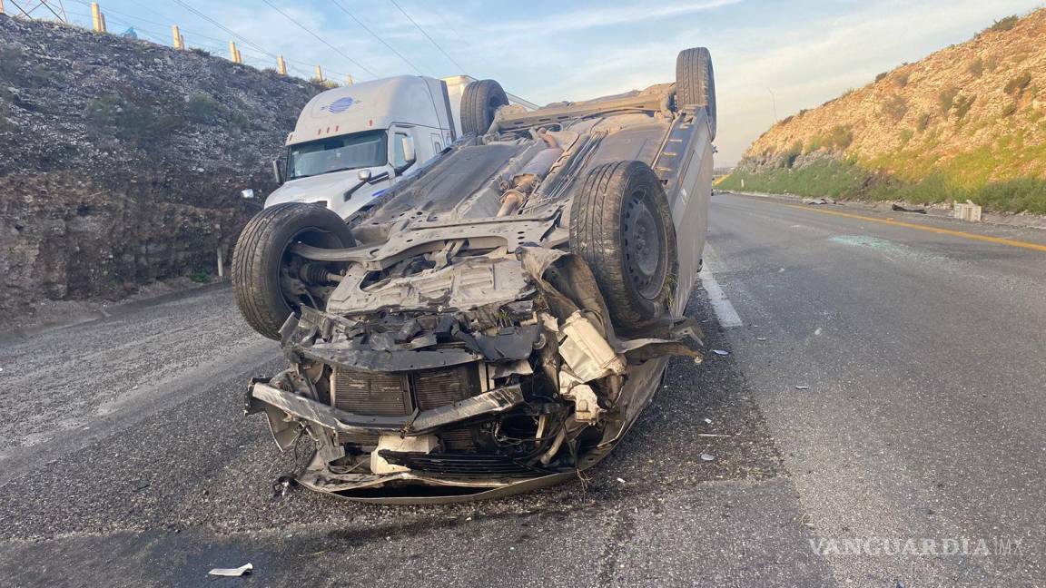 Vuelca joven tras chocar con tráiler que le quitó el paso en la Monterrey-Saltillo