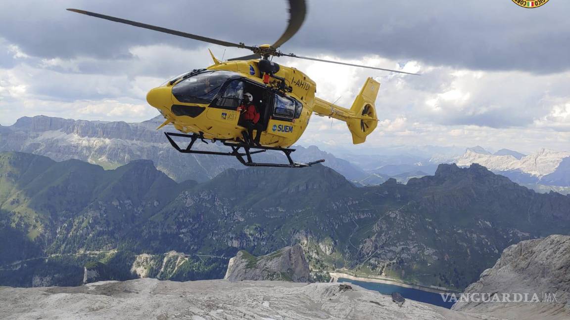 $!Helicóptero de rescate utilizado en el glaciar de los Alpes italianos cerca de Trento, donde se desprendió un gran trozo de hielo que mató al menos a seis personas.