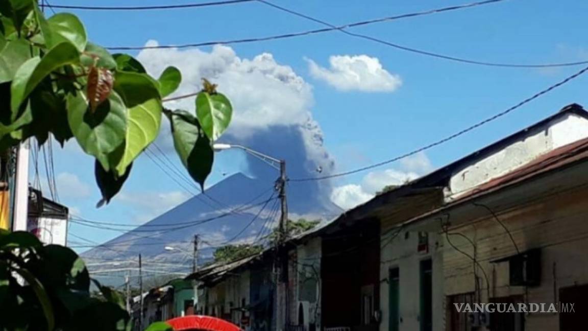 Volcán en Nicaragua registra violenta explosión